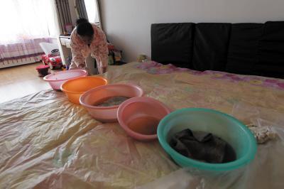 连平楼上漏水，住户失联，小区没物管，业主维权难！律师来支招……